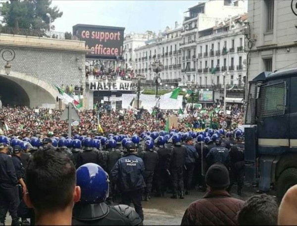 بالصور.. احتجاجات حاشدة في ثامن جمعة بالجزائر رفضاً لـ "حاشية بوتفليقة"