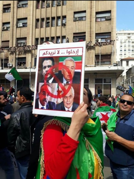 بالصور.. احتجاجات حاشدة في ثامن جمعة بالجزائر رفضاً لـ "حاشية بوتفليقة"