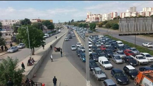 بالصور.. احتجاجات حاشدة في ثامن جمعة بالجزائر رفضاً لـ "حاشية بوتفليقة"