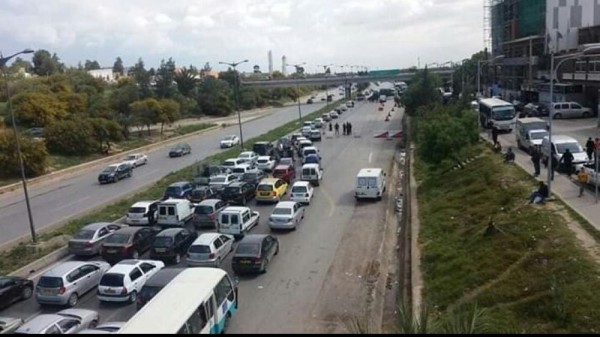 بالصور.. احتجاجات حاشدة في ثامن جمعة بالجزائر رفضاً لـ "حاشية بوتفليقة"