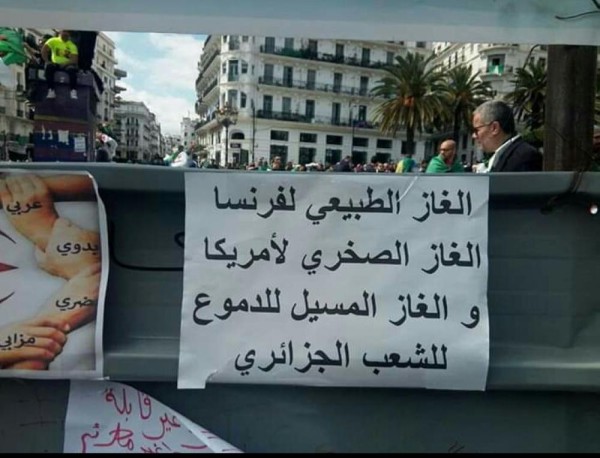 بالصور.. احتجاجات حاشدة في ثامن جمعة بالجزائر رفضاً لـ "حاشية بوتفليقة"