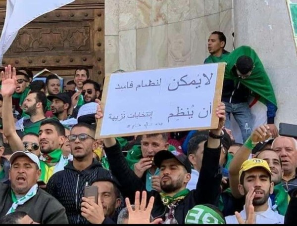 بالصور.. احتجاجات حاشدة في ثامن جمعة بالجزائر رفضاً لـ "حاشية بوتفليقة"