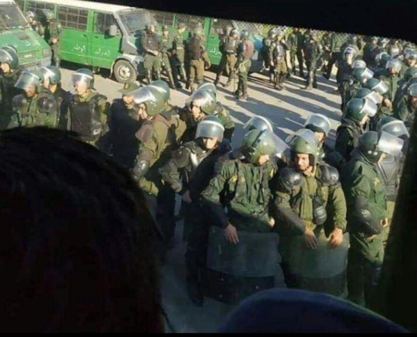 بالصور.. احتجاجات حاشدة في ثامن جمعة بالجزائر رفضاً لـ "حاشية بوتفليقة"