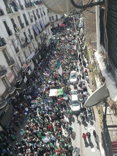 بالصور.. احتجاجات حاشدة في ثامن جمعة بالجزائر رفضاً لـ "حاشية بوتفليقة"