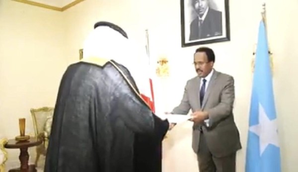 رئيس الصومال يتسلم أوراق اعتماد سفير البحرين في مسقط