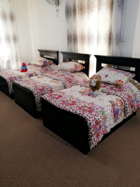 حصة الشامسي.. أم بحرينية تعانق أطفال "التوحد" بحب في الأردن