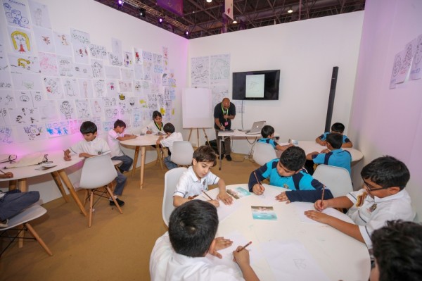 الأطفال يرسمون شخصياتهم الكارتونية ويروون قصصهم بالألوان في "الشارقة القرائي للطفل"