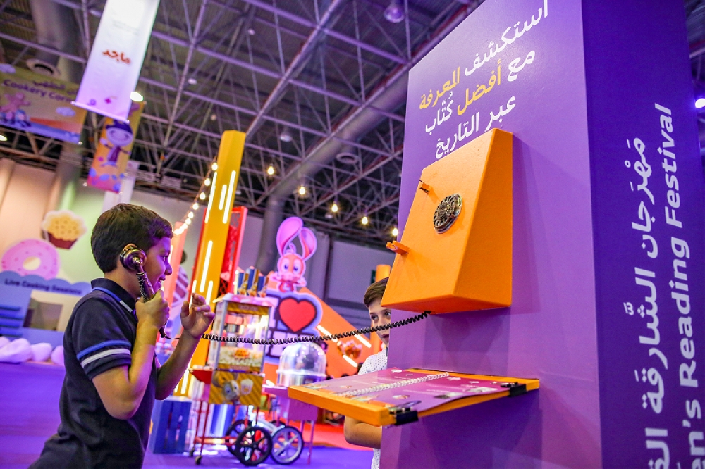 أطفال "الشارقة القرائي" يهاتفون كبار الأدب العربي والعالمي