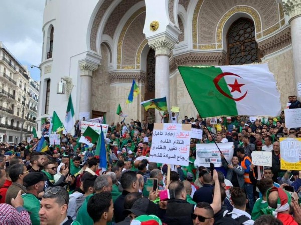 بالصور.. احتجاجات "الجمعة العاشرة" بالجزائر تطالب برحيل "الباءات الثلاث"