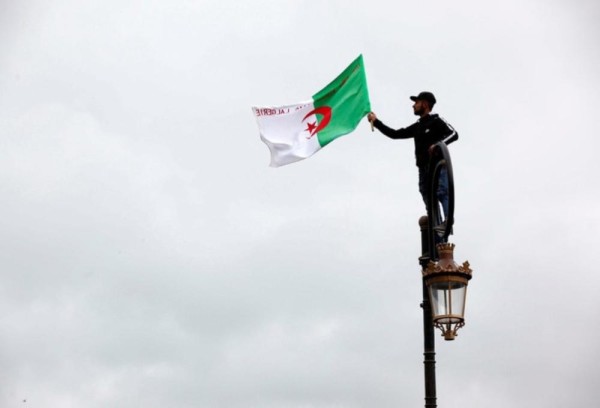 بالصور.. احتجاجات "الجمعة العاشرة" بالجزائر تطالب برحيل "الباءات الثلاث"