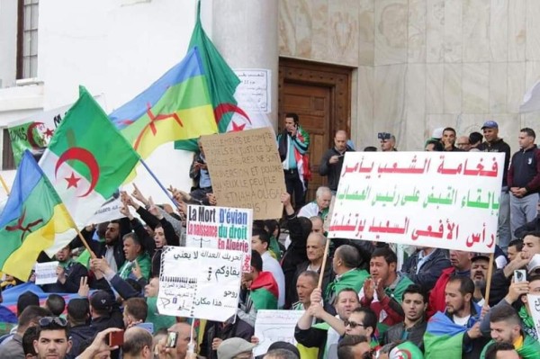 بالصور.. احتجاجات "الجمعة العاشرة" بالجزائر تطالب برحيل "الباءات الثلاث"