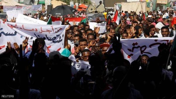 بالصور.. احتجاجات "الجمعة العاشرة" بالجزائر تطالب برحيل "الباءات الثلاث"