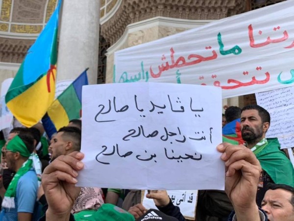 بالصور.. احتجاجات "الجمعة العاشرة" بالجزائر تطالب برحيل "الباءات الثلاث"