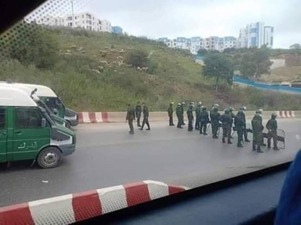 بالصور.. احتجاجات "الجمعة العاشرة" بالجزائر تطالب برحيل "الباءات الثلاث"