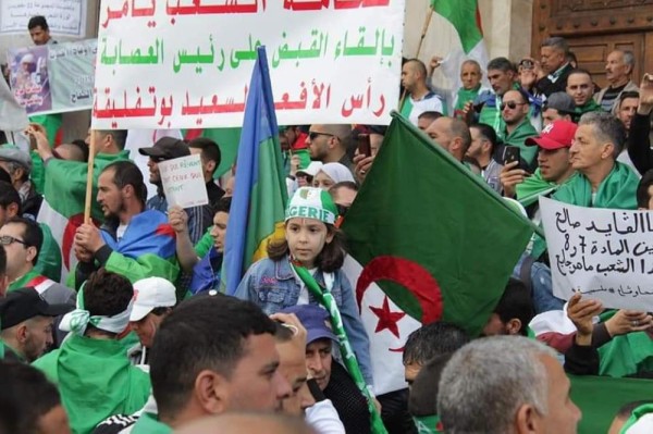 بالصور.. احتجاجات "الجمعة العاشرة" بالجزائر تطالب برحيل "الباءات الثلاث"