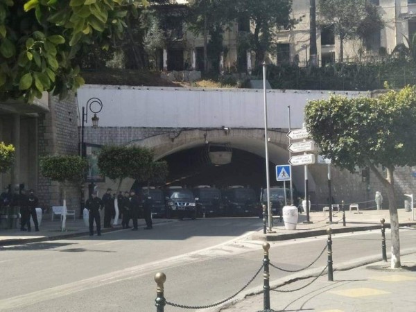 بالصور.. احتجاجات "الجمعة العاشرة" بالجزائر تطالب برحيل "الباءات الثلاث"