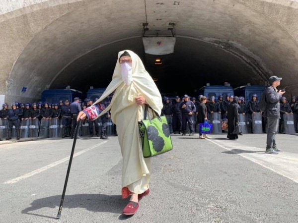 بالصور.. احتجاجات "الجمعة العاشرة" بالجزائر تطالب برحيل "الباءات الثلاث"