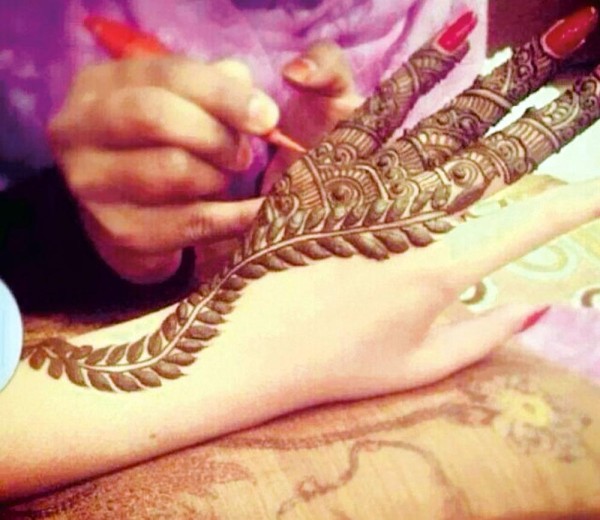 "حنة" العيد "من سبق لبق".. وارتفاع الطلب 100%