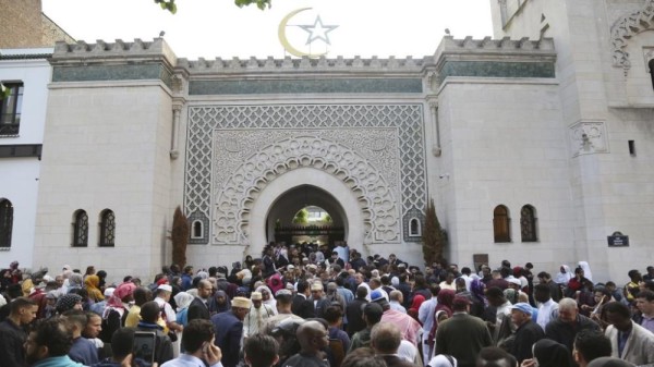 القهوة العربية والحلويات على موائد المسلمين الروس في العيد