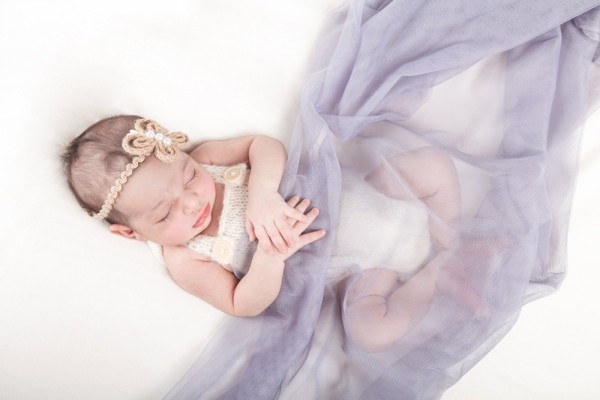 حسين خلف يلتقط أيام الإنسان الأولى في الحياة