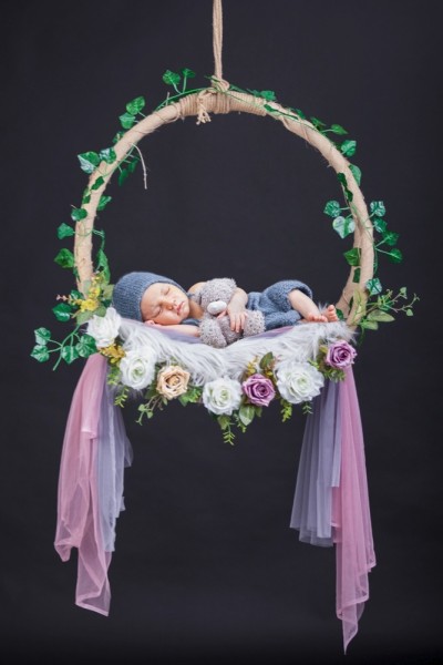 حسين خلف يلتقط أيام الإنسان الأولى في الحياة