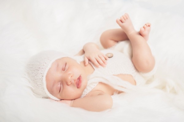 حسين خلف يلتقط أيام الإنسان الأولى في الحياة