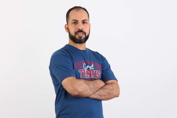 حسين خلف يلتقط أيام الإنسان الأولى في الحياة