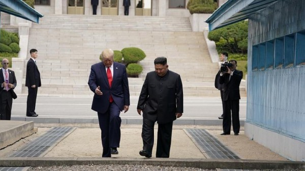 ترامب يعبر الحدود لكوريا الشمالية في لقاء تاريخي مع كيم جونغ أون