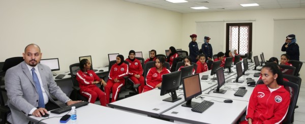 طلبة "المعسكر الصيفي" يزورون سلاح البحرية الملكي ومحافظة المحرق ويشاركون بورش عمل