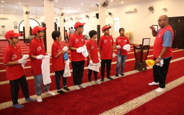 طلبة "المعسكر الصيفي" يزورون سلاح البحرية الملكي ومحافظة المحرق ويشاركون بورش عمل