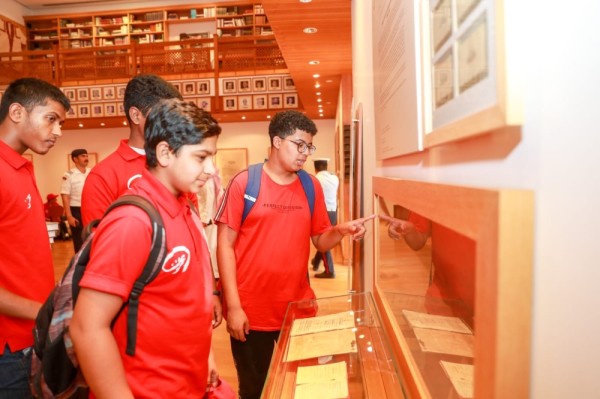 طلبة "المعسكر الصيفي" يزورون سلاح البحرية الملكي ومحافظة المحرق ويشاركون بورش عمل