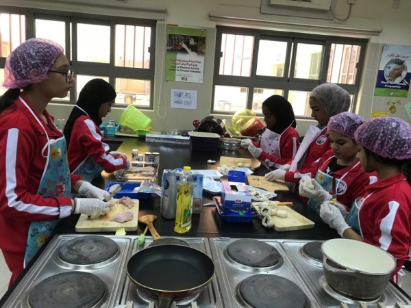 طلبة "المعسكر الصيفي" يزورون سلاح البحرية الملكي ومحافظة المحرق ويشاركون بورش عمل