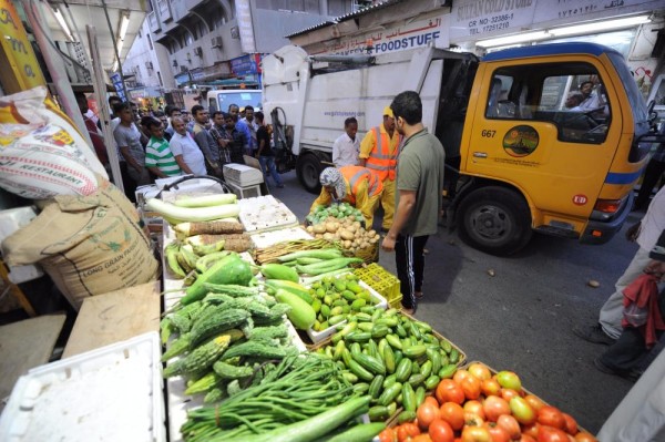 مسؤولون ومواطنون: الباعة الجائلون خطر متنقل