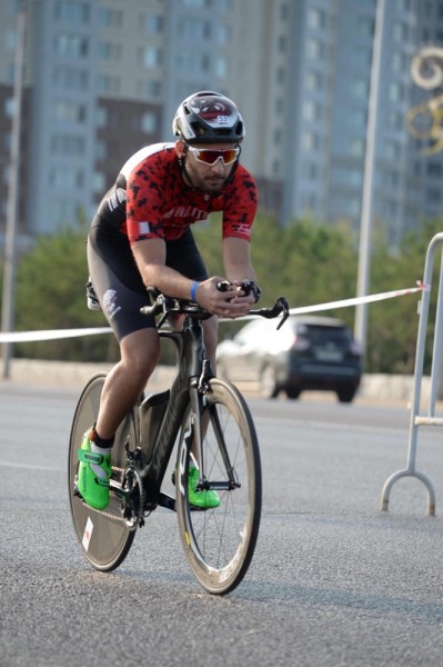 جناحي يتمكن من إنهاء سباق أستانا للرجل الحديدي بزمن مثالي 5:08 ساعة