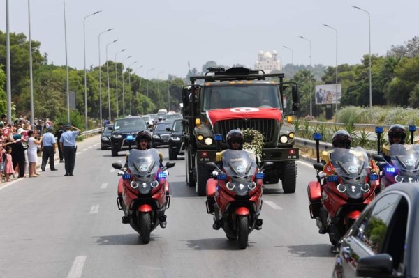 التونسيون يودعون السبسي لمثواه الأخير في حضن أمه