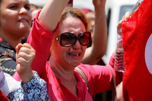 التونسيون يودعون السبسي لمثواه الأخير في حضن أمه