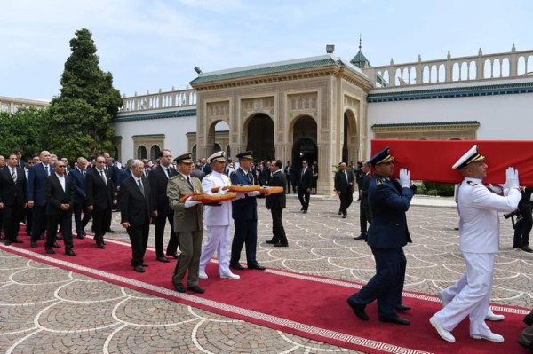 التونسيون يودعون السبسي لمثواه الأخير في حضن أمه