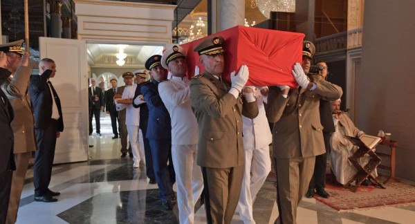 التونسيون يودعون السبسي لمثواه الأخير في حضن أمه