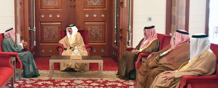 الملك يمنح سفير الكويت وسام البحرين من الدرجة الأولى