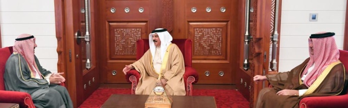 الملك يمنح سفير الكويت وسام البحرين من الدرجة الأولى