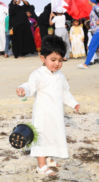 "الحية بية".. أضحية الأطفال على الشطآن