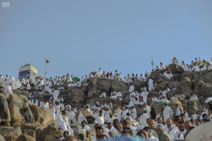 بالصور .. حجاج بيت الله الحرام يتوافدون إلى صعيد عرفة