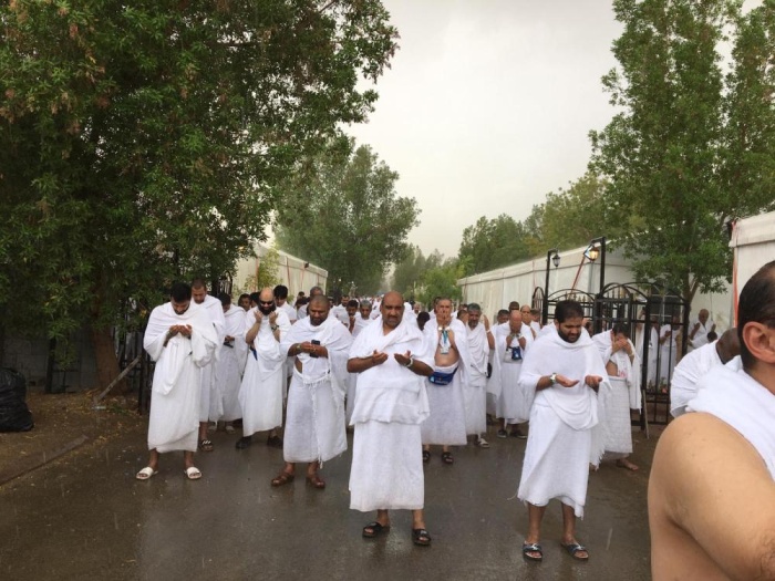 حجاج بيت الله يستقبلون أمطار الخير في صعيد عرفات