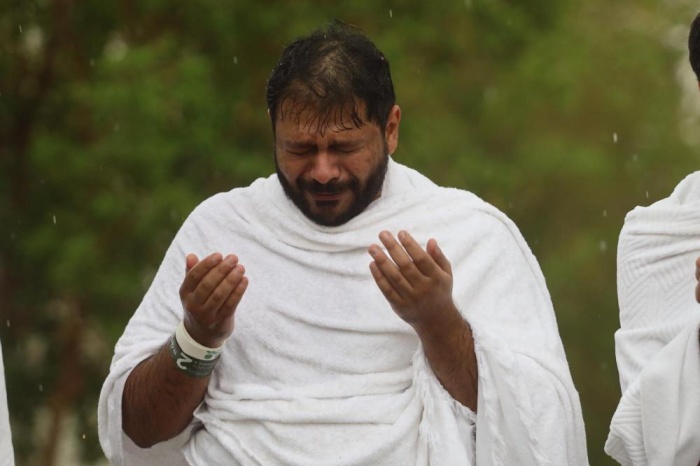 حجاج بيت الله يستقبلون أمطار الخير في صعيد عرفات