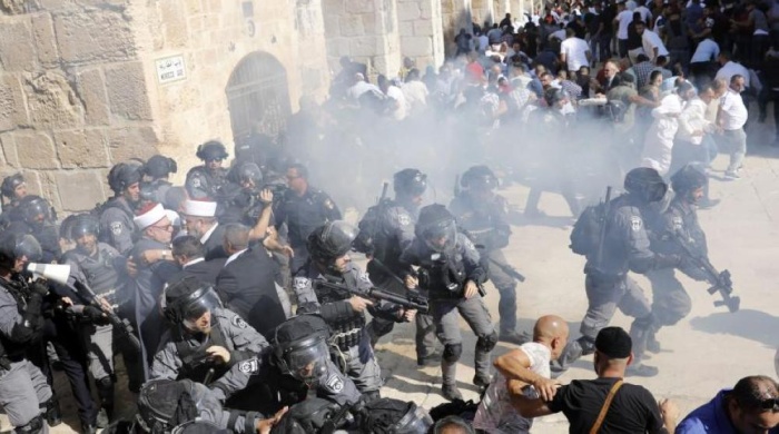 إصابة عشرات الفلسطينيين في حرم المسجد الأقصى