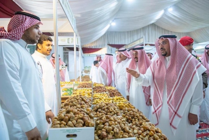 أمير القصيم يزور مهرجان تمور بريدة في نسخته الـ 40