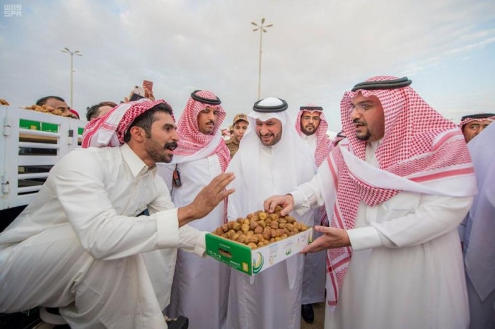أمير القصيم يزور مهرجان تمور بريدة في نسخته الـ 40