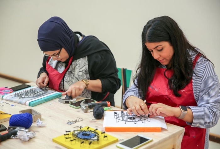 مركز الفنون يحتضن ورشة فن التشكيل بالخيوط