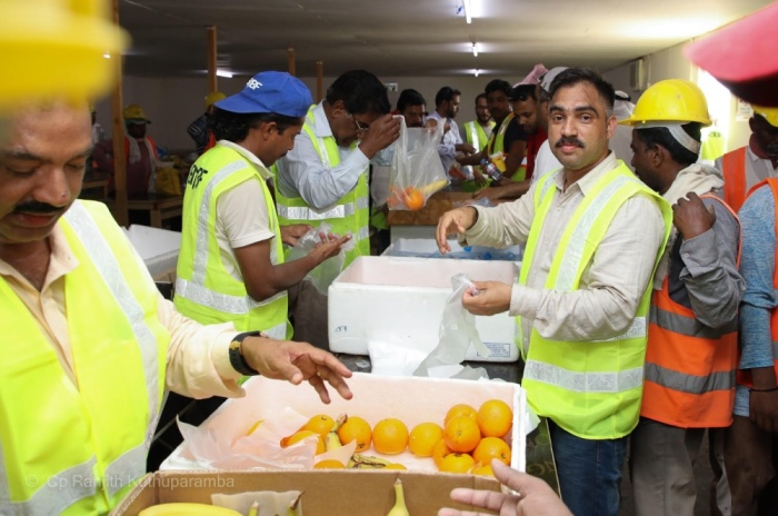 "البحرين للأعمال التجارية" ينظِّم مبادرة توزيع المياه والفواكه على العمال