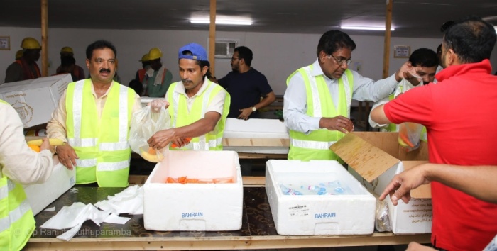 "البحرين للأعمال التجارية" ينظِّم مبادرة توزيع المياه والفواكه على العمال